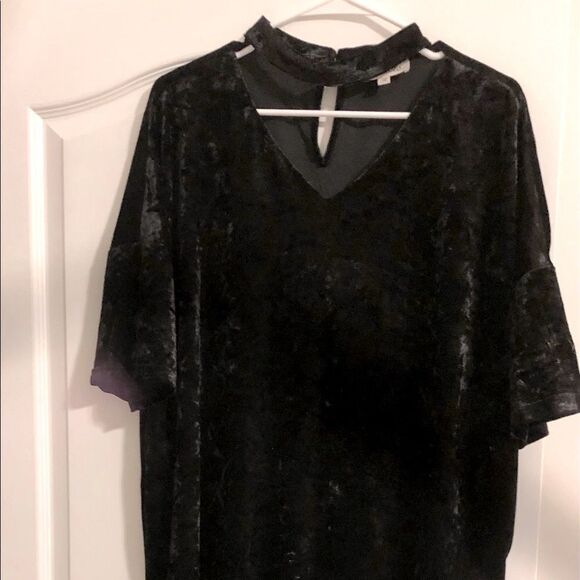 Listicle velvet top with choker cutout - Picture 1 of 6